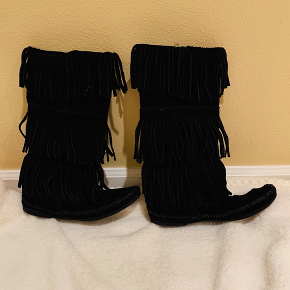 Minnetonka Fringed Suede Boots Size 6 - Picture 2 of 4